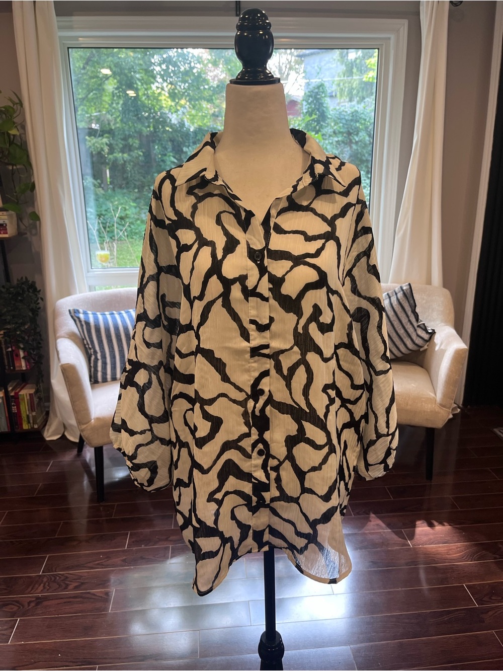 Black & White Abstract Print Button-Front Women’s Shirt Jacket